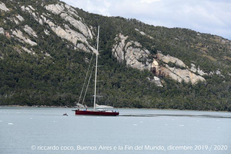 Grande attenzione a navigare in questi fiordi, il tender precede la barca vela per individuare possibili ostacoli