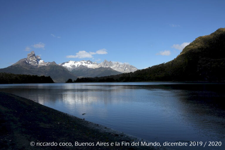 Un ultima immagine della laguna formatasi con lo scioglimento del ghiacciaio Águila nel fiordo De Agostini