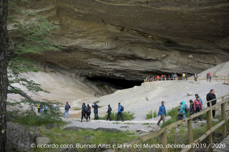 Lungo il tragitto nel Parco Nazionale Torres del Paine(Cile) sosta presso la Cueva de Milodón, una grotta dove sono stati scoperti i resti di un animale preistorico noto come Milodonte, di cui si può ammirare una ricostruzione a dimensioni naturali.