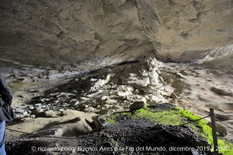 Lungo il tragitto nel Parco Nazionale Torres del Paine(Cile) sosta presso la Cueva de Milodón, una grotta dove sono stati scoperti i resti di un animale preistorico noto come Milodonte, di cui si può ammirare una ricostruzione a dimensioni naturali.