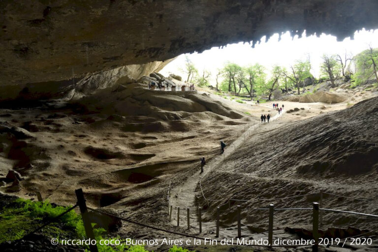 Lungo il tragitto nel Parco Nazionale Torres del Paine(Cile) sosta presso la Cueva de Milodón, una grotta dove sono stati scoperti i resti di un animale preistorico noto come Milodonte, di cui si può ammirare una ricostruzione a dimensioni naturali.