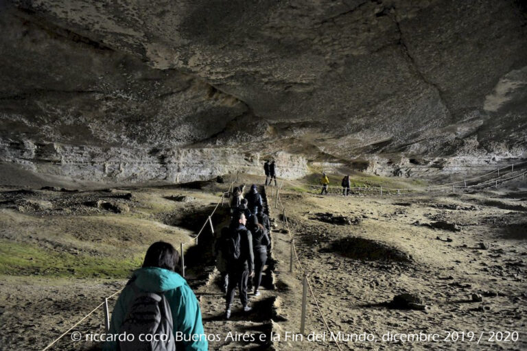 Lungo il tragitto nel Parco Nazionale Torres del Paine(Cile) sosta presso la Cueva de Milodón, una grotta dove sono stati scoperti i resti di un animale preistorico noto come Milodonte, di cui si può ammirare una ricostruzione a dimensioni naturali.