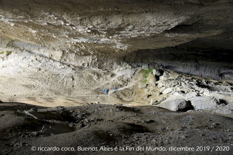 Lungo il tragitto nel Parco Nazionale Torres del Paine(Cile) sosta presso la Cueva de Milodón, una grotta dove sono stati scoperti i resti di un animale preistorico noto come Milodonte, di cui si può ammirare una ricostruzione a dimensioni naturali.