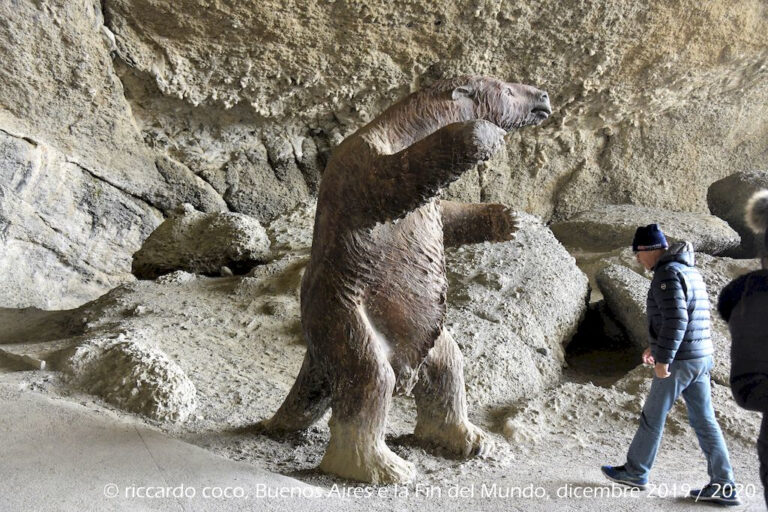 Lungo il tragitto nel Parco Nazionale Torres del Paine(Cile) sosta presso la Cueva de Milodón, una grotta dove sono stati scoperti i resti di un animale preistorico noto come Milodonte, di cui si può ammirare una ricostruzione a dimensioni naturali.