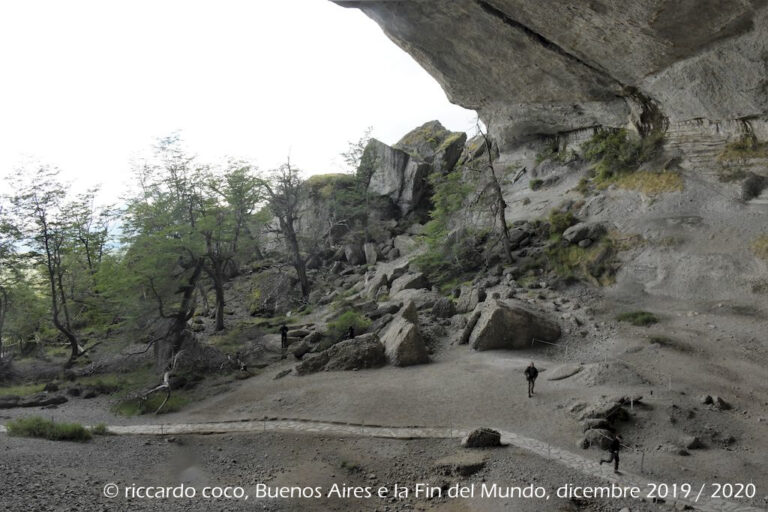 Lungo il tragitto nel Parco Nazionale Torres del Paine(Cile) sosta presso la Cueva de Milodón, una grotta dove sono stati scoperti i resti di un animale preistorico noto come Milodonte, di cui si può ammirare una ricostruzione a dimensioni naturali.