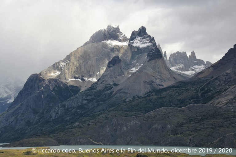 Dal Lago Nordenskjold e il Macizo en Torres del Paine: Los Cuernos (al centro), Las Torres del Paine (a destra, più indietro)