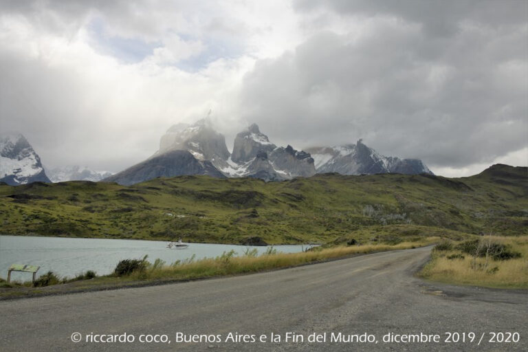 Los Cuernos, Cuerno Principal (sinistra) e Cuerno Este (destra) dal “Salto Grande” sul fiume Paine.