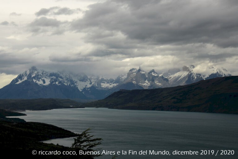 Paine Grande (a sinistra) e Los Cuernos (a destra), da un punto d’osservazione sul Lago Gray