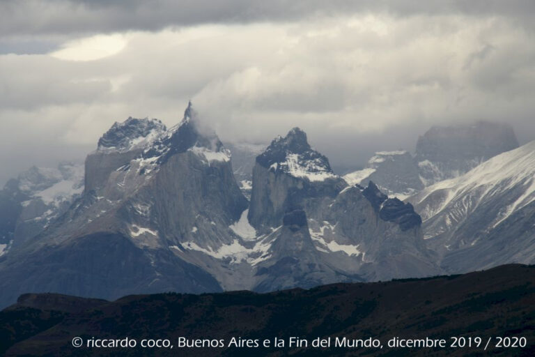 Los Cuernos, Cuerno Principal (sinistra) e Cuerno Este (destra), da un punto d’osservazione sul Lago Gray