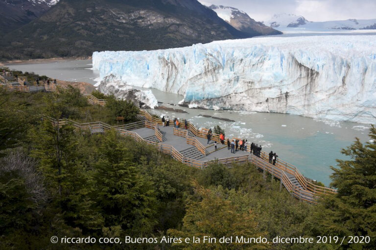 Il fronte del Perito Moreno è formato da una lingua anteriore lunga circa 5 km che si staglia per oltre 60 m sul lago Argentino. Il movimento è dovuto all'esistenza alla base del ghiacciaio di una sorta di cuscino d'acqua che lo tiene staccato dalla roccia che causa un avanzamento del ghiaccio di circa 2 metri al giorno. Quando poi il fronte del Ghiacciaio raggiunge l'altra sponda del lago Argentino, dove si trova una piccola penisola chiamata "Penisola de Magallanes", forma una diga naturale che separa le due metà del lago e il fronte glaciale si trova pressoché equamente diviso a 2,5 km per lato. A causa di questo sbarramento il livello d'acqua della parte del lago chiamata Brazo Rico (sud) può risalire di oltre 30 metri rispetto al livello consueto. L’enorme pressione prodotta finisce per erodere il fronte del ghiacciaio fino a far crollare enormi guglie e blocchi (da Wikipedia).
