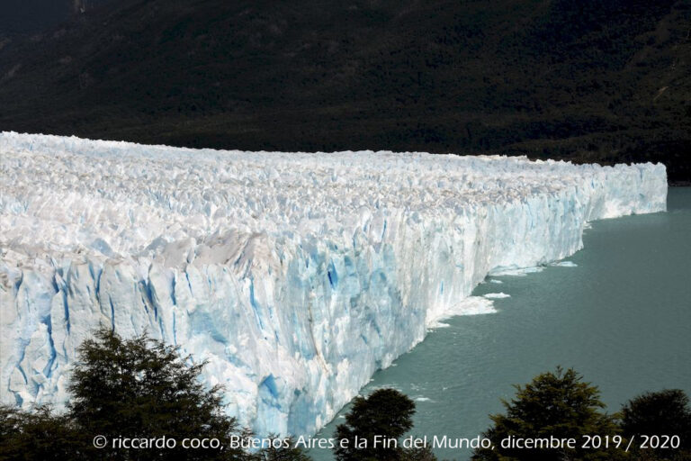 Il fronte del Ghiacciaio Perito Moreno dal punto di vista sulla "Penisola de Magallanes"