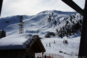 Non ci si stanca mai di questi scenari fantastici. I segni sulla neve sono quelli degli sciatori che percorrono tratti “fuori pista”, di percorsi non trattatati dai “gatti delle nevi”, molti più impegnativi e faticosi