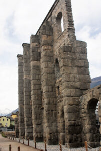 Il teatro occupava un'area di 81 m di larghezza e di 64 m di lunghezza. La cavea (gradinata per gli spettatori nei teatri e negli anfiteatri dell'antichità classica) era inserita in un recinto a pianta rettangolare, la cui facciata esterna si conserva per un'altezza di 22 m sul lato meridionale