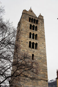 Il campanile romanico, alto 44 metri, che sorge sul sagrato della chiesa collegiata dei Santi Pietro e Orso è in posizione da essa isolata