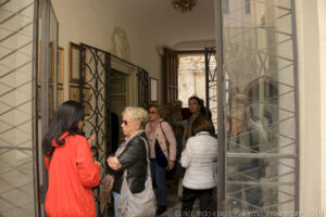 Entrando, nel fondo si intravede il cortile con la fontana, mentre da una porta laterale si accede al vestibolo dell’Oratorio.