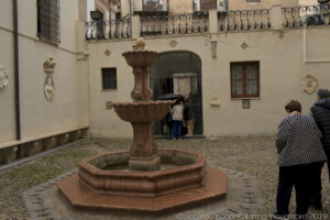 Nel cortile oltre ad una bella fontana è visibile il pozzo della dimora della Santuzza. Nel 1620, è documentata una chiesa e il pozzo di Santa Rosalia nel luogo ove, secondo tradizione popolare, sorgeva la casa di Rosalia de' Sinibaldi.