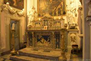 L’altare maggiore all’interno del presbitero.