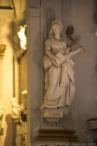 La statua di “Santa Oliva”.